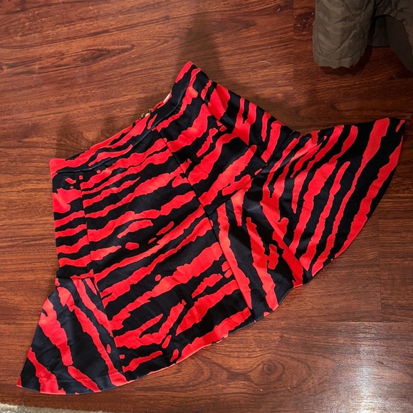 Michael Kors Red and Black ruffle mini Skirt size 2 with gold zipper in back - Picture 1 of 6